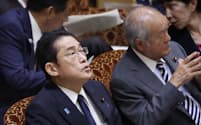 柿沢法務副大臣への出席要求をめぐって参院予算委の審議が止まり、閣僚席で再開を待つ岸田首相（31日）