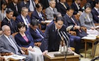 参院予算委で答弁する岸田首相（31日）
