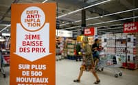商品の値下げを宣伝するスーパーマーケットの広告（フランス・パリ近郊）＝ロイター