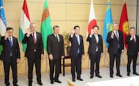 中央アジア5カ国の外相と記念写真に納まる岸田首相（右から4人目）と当時の林外相（同3人目）ら（2022年12月、首相官邸）