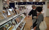 歳暮の店頭注文が始まった日本橋三越本店で商品を選ぶ来店客（1日、東京都中央区）