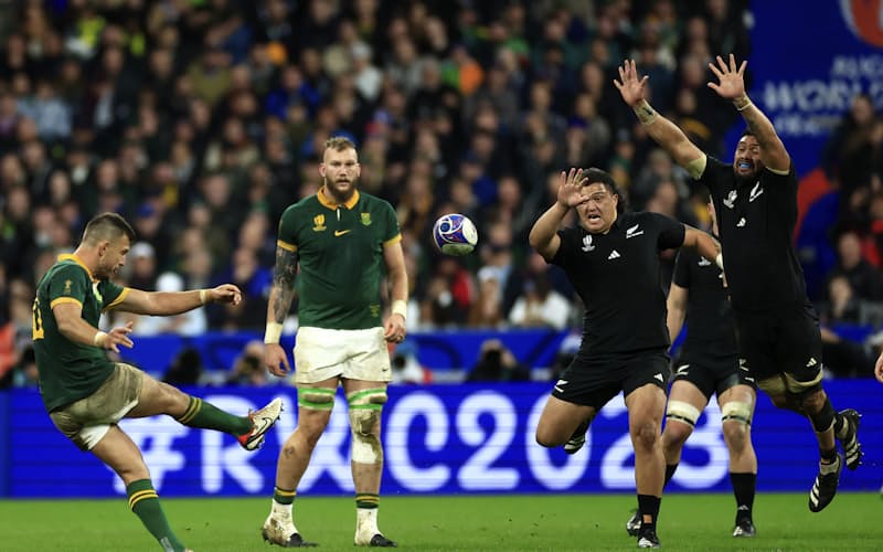 ラグビーワールドカップ決勝のニュージーランド戦でボールを蹴る南アフリカのポラード（左）=AP