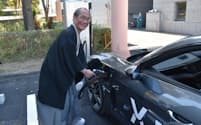 パワーエックスの充電器でEVに充電をする京都市の門川大作市長（1日　京都市）