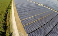 欧州では金利上昇により家庭や企業は太陽光発電装置の購入に慎重になっている（フランスに設置された太陽光パネル）＝ロイター