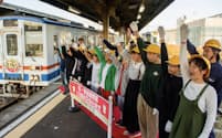 児童らの「出発進行！」の合図で常総線開業110周年を祝った（1日、水海道駅）