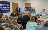 オゾーキー郡民主党の月例会合。当初は数人で結成し、事務所は2020年春に開いた