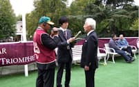 メイショウサムソンが凱旋門賞に出走したときはインタビューを受けた（2008年、ロンシャン競馬場）＝関真澄撮影