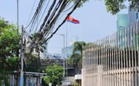 北朝鮮は在外公館の選択と集中を進める。写真はインドネシアの首都ジャカルタにある北朝鮮大使館が掲げる国旗（2023年7月）