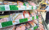 食品価格の上昇が家計の景況感に影を落としている（都内のスーパー）