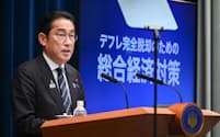 閣議決定した総合経済対策について記者会見で説明する岸田首相（2日、首相官邸）