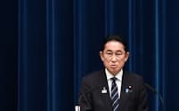 決定した総合経済対策について説明する岸田首相（2日、首相官邸）