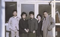 父の金次社長（右端）はとても大きな存在だった（左端が松本会長、１９６６年）