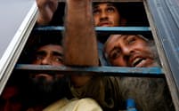 拘束され、一時収容センターに移送されたアフガニスタン国籍の人々（２日、カラチ）＝ロイター