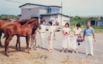 北海道の牧場に馬を見に行くなど家族でもよく旅行をした（右端が松本会長）