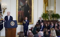 AIに関する大統領令についてホワイトハウスで演説するバイデン米大統領（10月30日、米ワシントン）=AP
