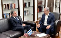 ３日、ネタニヤフ首相㊨と会談するブリンケン米国務長官（テルアビブ）＝イスラエル首相府提供