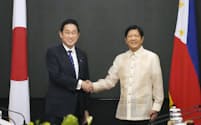 会談前に、フィリピンのマルコス大統領（右）と握手する岸田首相（3日、マニラ）＝共同