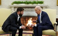 U.S. President Joe Biden meets with Chilean President Gabriel Boric in the Oval Office of the White House in Washington, U.S., November 2, 2023. REUTERS/Kevin Lamarque