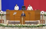 フィリピンの議会で演説する岸田首相（4日、マニラ）=共同