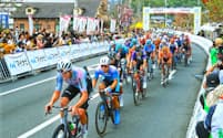 自転車レースの国際大会「マイナビ ツール・ド・九州2023」には多くの観客が集まり、声援を送った（10月、大分県日田市）