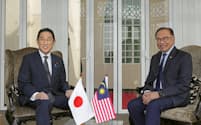 会談に臨むマレーシアのアンワル首相（右）と岸田首相（5日、クアラルンプール）＝共同