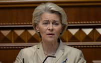 ウクライナ最高会議(議会)で演説するフォンデアライエン欧州委員長(4日、キーウ)=ロイター
