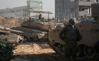 パレスチナ自治区ガザで活動するイスラエル軍（5日）＝ロイター