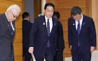 臨時閣議に臨む岸田首相（中央）。経済対策を決定した＝2日午後、首相官邸