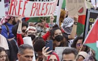 イスラエルとパレスチナのイスラム組織ハマスの停戦を求める大規模デモに参加した市民ら（4日、ワシントン）＝共同