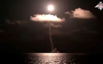 ロシア軍が白海で実施した潜水艦発射弾道ミサイルの発射実験（5日）＝ロイター