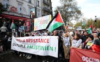 ４日にパリで実施されたパレスチナ支援と停戦を求める大規模デモの様子＝ロイター