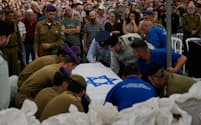 ハマスとの戦闘による犠牲者の遺体を運ぶイスラエル軍の兵士ら（1日、エルサレム）＝AP