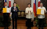 岸田首相（写真左から2番目）はフィリピンのマルコス大統領（同3番目）と会談した（3日、マニラのマラカニアン宮殿）=ロイター