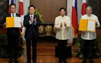 岸田首相（写真左から２番目）はフィリピンのマルコス大統領（同３番目）と会談した（３日、マニラのマラカニアン宮殿）＝ロイター