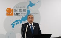記者会見する鈴木淳司総務相(9月、総務省)