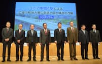リニア中間駅の振興策を議論した４県知事らとJR東海の丹羽俊介社長（6日、東京・千代田）