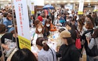 阪神タイガースが日本一となり、セールを訪れた買い物客で混雑する百貨店（6日午前、大阪市北区の阪神梅田本店）