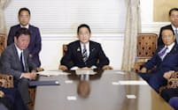 岸田首相（中央）は皇位継承や改憲の議論を主導する（6日、国会内）