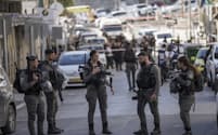 エルサレムでも治安が悪化している（警察官の死傷現場を捜査するイスラエル警察、６日）＝ＡＰ
