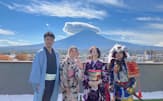 「ツーリストベース河口湖」では屋上で富士山をバックに着物や甲冑姿で記念撮影ができる（7日、山梨県富士河口湖町）
