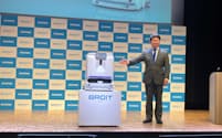 新型の清掃ロボットを発表するアイリスオーヤマの大山晃弘社長（7日、東京都渋谷区）
