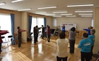 埼玉県鳩山町では移住した人が参加して地域に溶け込みやすいよう地元ボランティアが健康教室を開いている