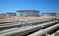 FILE PHOTO: General view of Aramco tanks and oil pipe at Saudi Aramco’s Ras Tanura oil refinery and oil terminal in Saudi Arabia May 21， 2018. REUTERS/Ahmed Jadallah/File Photo