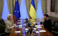ウクライナのキーウでゼレンスキー大統領㊨と会談するフォンデアライエン欧州委員長（４日）＝ロイター