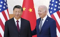 2022年11月、インドネシア・バリ島で対面した中国の習近平国家主席（左）とバイデン米大統領＝ロイター