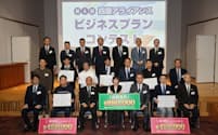 四国4県から選ばれた8つのビジネスプランが競い合った（7日、松山市）
