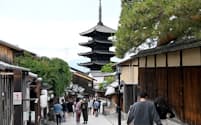 京都市内の観光地を歩く人たち