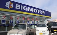 ビッグモーターの店舗に自動車は並んでいるが、価格の表示などはない（名古屋市）