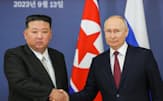ロシア極東アムール州のボストーチヌイ宇宙基地での首脳会談で握手するプーチン大統領（右）と北朝鮮の金正恩総書記（9月13日）=タス共同