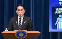決定した総合経済対策について説明する岸田首相（2日、首相官邸）